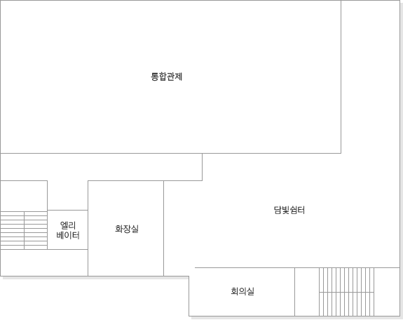 계단으로 올라오시면 왼쪽으로 생활안전센터, 오른쪽으로 엘리베이터, 화장실, 담빛쉼터 및 회의실이 있습니다.