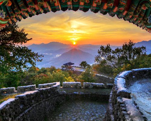 충용문에서 본 금성산성의 일몰 대표사진